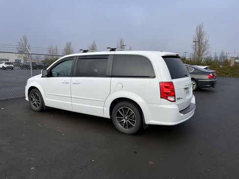 Used 2015 Dodge Grand Caravan SXT image 3