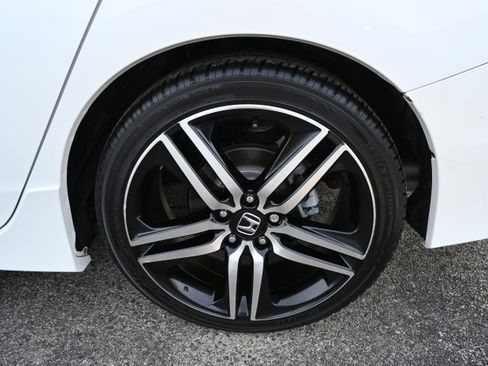 Used 2017 Honda Accord Sport image 8