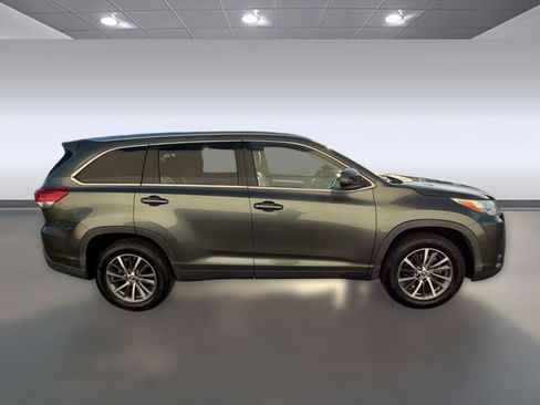 Used 2019 Toyota Highlander XLE FWD image 8