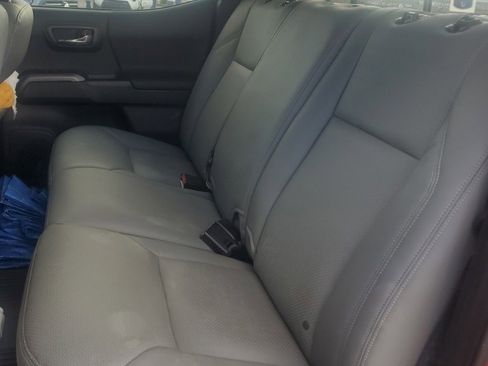 Used 2021 Toyota Tacoma TRD Sport w/ Technology Package image 9