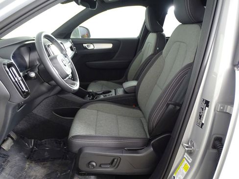 Used 2025 Volvo XC40 B5 Core image 11