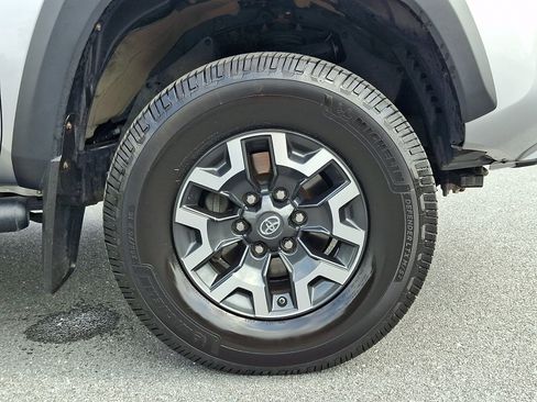 Used 2017 Toyota Tacoma TRD Off-Road AWD/4WD image 9