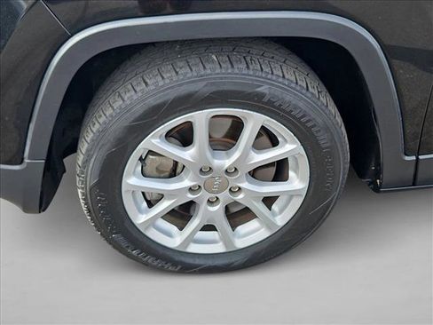 Used 2018 Jeep Cherokee Latitude Plus image 25