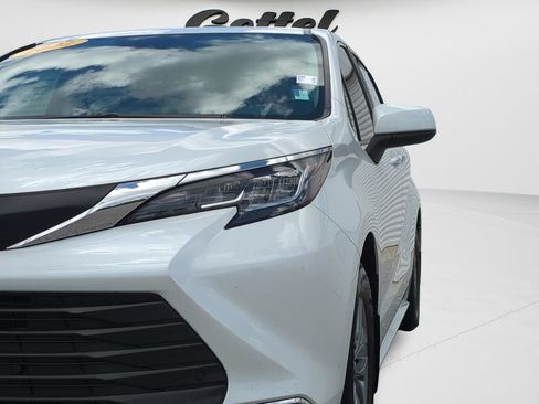 Used 2022 Toyota Sienna XLE FWD image 25