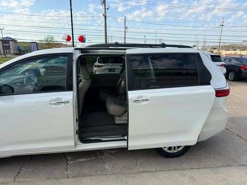 Used 2015 Toyota Sienna XLE Premium image 19