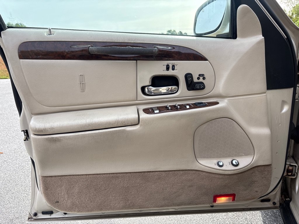 Used 2002 Lincoln Town Car Cartier L RWD image 10