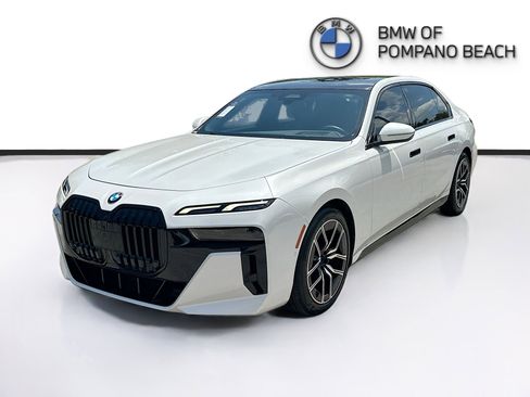 Used 2023 BMW 740i w/ Parking Assistance Package RWD image 3