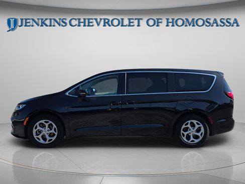 Used 2024 Chrysler Pacifica Limited FWD image 8