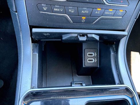 Used 2020 Ford Edge SE FWD image 22