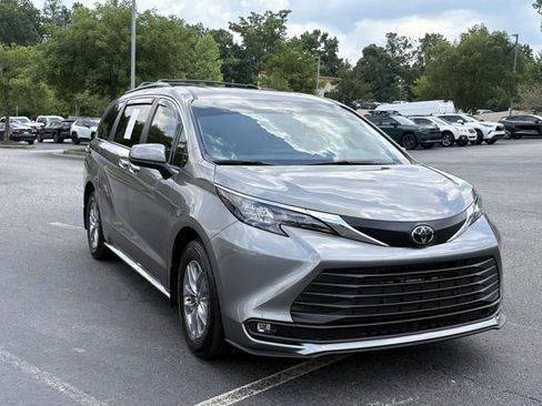 Used 2026 Toyota Sienna XLE FWD image 4