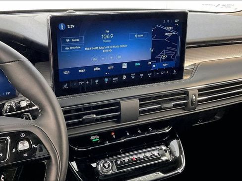Used 2026 Lincoln Corsair Premiere FWD image 8