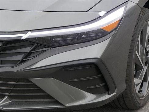 New 2025 Hyundai Elantra SEL image 9