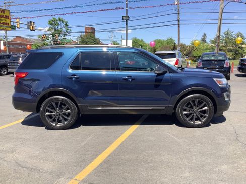 Used 2017 Ford Explorer XLT w/ Equipment Group 202A AWD/4WD image 8