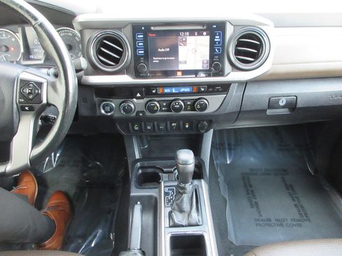 Used 2017 Toyota Tacoma Limited AWD/4WD image 38