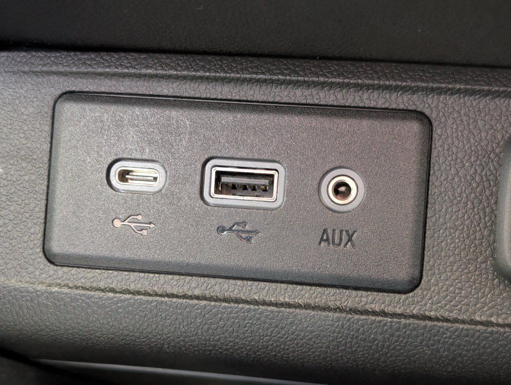 Used 2022 Buick Encore GX Essence w/ Experience Buick Package FWD image 32