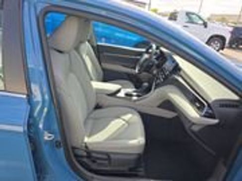 Used 2023 Toyota Camry SE FWD image 3