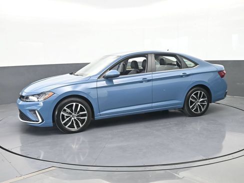 Used 2025 Volkswagen Jetta SE FWD image 2