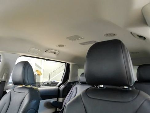 Used 2023 Kia Carnival LX FWD image 41