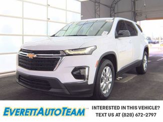 Used 2023 Chevrolet Traverse LS image 1