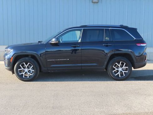 Used 2023 Jeep Grand Cherokee Limited w/ Luxury Tech Group II AWD/4WD image 9