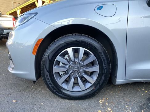 Used 2024 Chrysler Pacifica Limited FWD image 10
