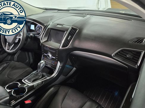 Used 2018 Ford Edge Titanium w/ Equipment Group 302A AWD/4WD image 39