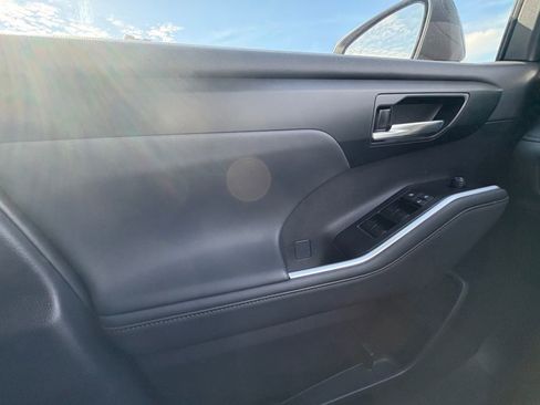 Used 2025 Toyota Highlander XLE image 14