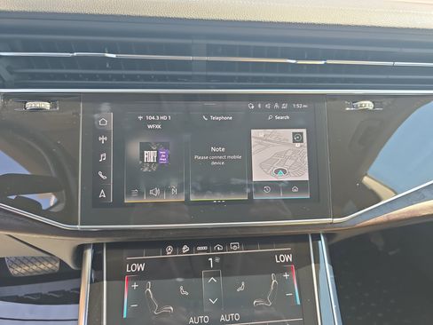 Used 2023 Audi Q8 Premium image 21