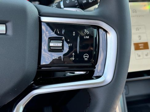 Used 2025 Land Rover Discovery Sport S image 31