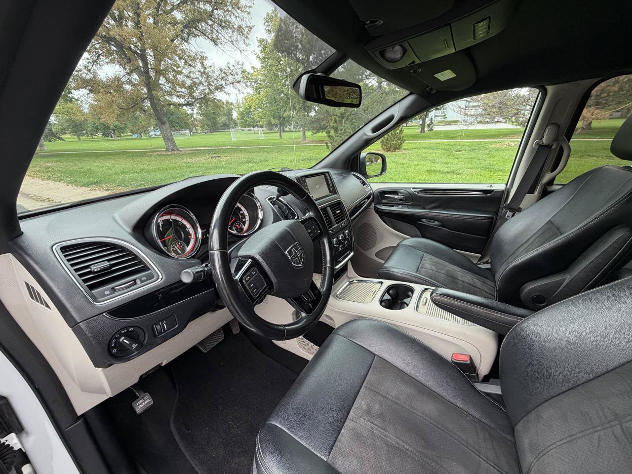 Used 2019 Dodge Grand Caravan SXT FWD image 11