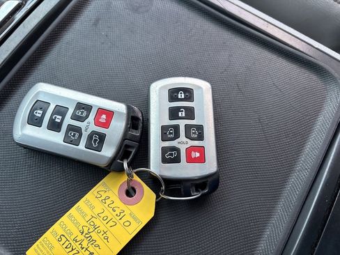 Used 2017 Toyota Sienna XLE image 29