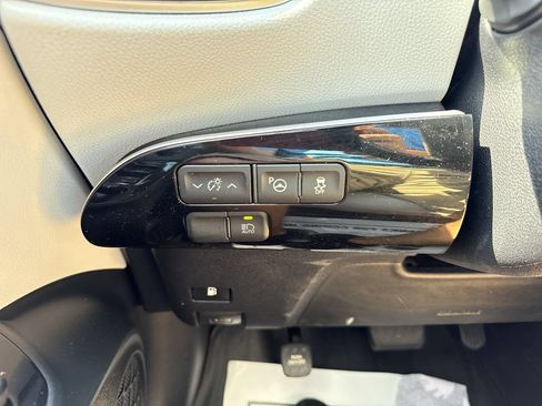Used 2017 Toyota Prius Three Touring FWD image 20