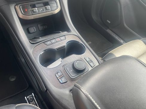 Used 2022 GMC Acadia Denali w/ Denali Ultimate Package FWD image 17