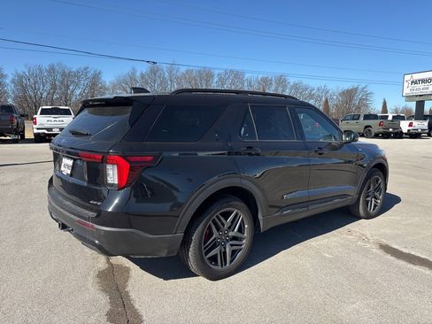 Used 2025 Ford Explorer ST-Line w/ ST-Line Street Pack image 3