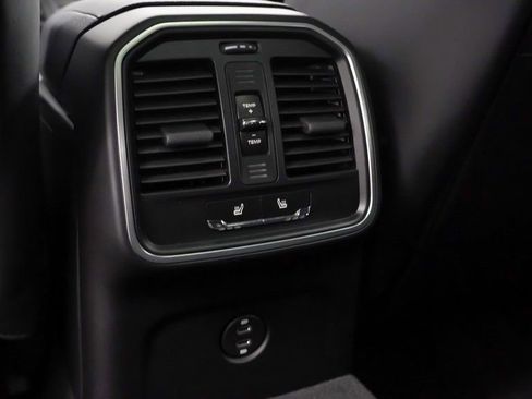 Certified 2025 Porsche Macan image 20