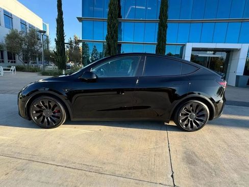 Used 2023 Tesla Model Y Performance AWD/4WD image 9