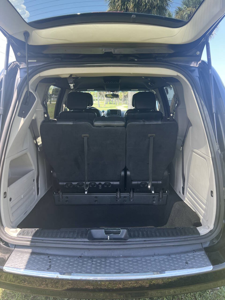 Used 2017 Dodge Grand Caravan SXT FWD image 12