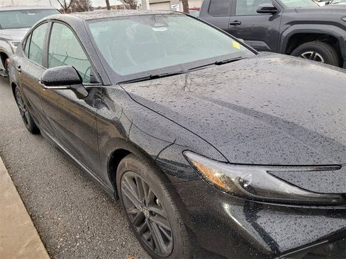 Used 2025 Toyota Camry SE image 9