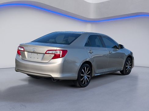 Used 2014 Toyota Camry LE image 8