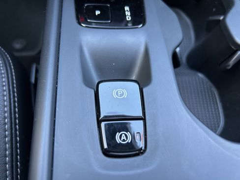Used 2024 Volvo XC40 B5 Core AWD/4WD image 32