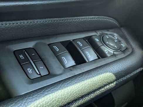 Used 2022 GMC Yukon XL Denali RWD image 17