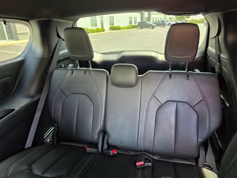 Used 2018 Chrysler Pacifica Touring-L Plus w/ S Appearance Package FWD image 32