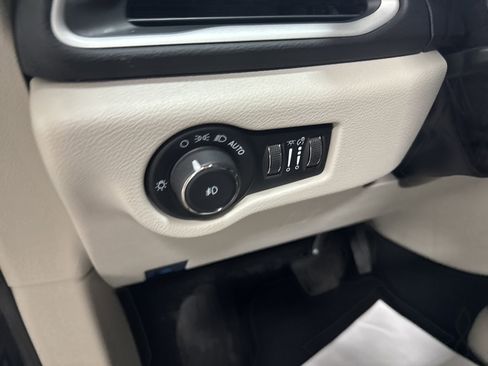 Used 2023 Chrysler Pacifica Touring-L FWD image 19