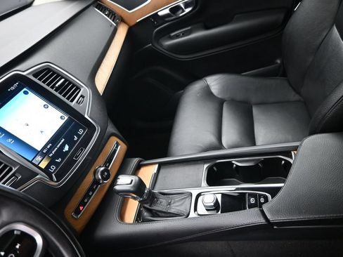 Used 2022 Volvo XC90 T6 Momentum w/ Climate Package AWD/4WD image 18
