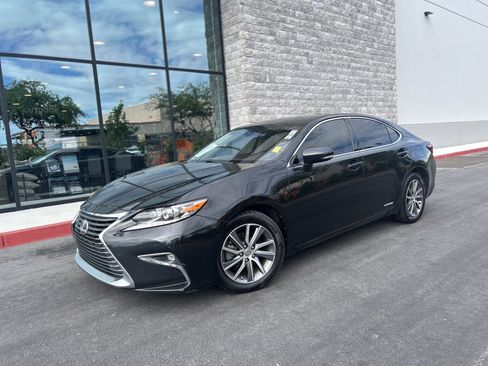 Used 2017 Lexus ES 300h w/ Navigation System Package FWD image 19