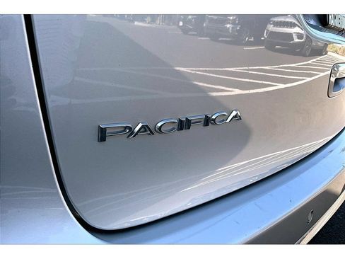 Used 2024 Chrysler Pacifica Touring-L FWD image 8
