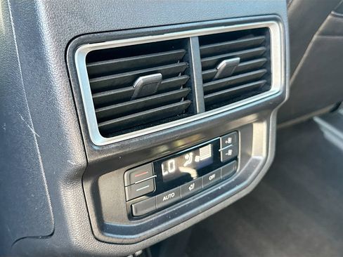 Used 2025 Volkswagen Atlas SE AWD/4WD image 32