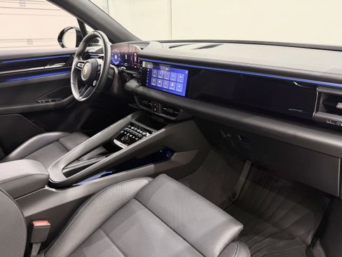 Certified 2025 Porsche Macan Electric RWD image 24