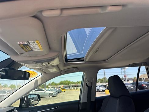 Used 2019 Toyota RAV4 XLE w/ Convenience Package FWD image 27