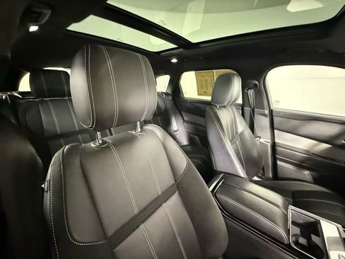 Used 2019 Land Rover Range Rover Velar R-Dynamic SE image 32